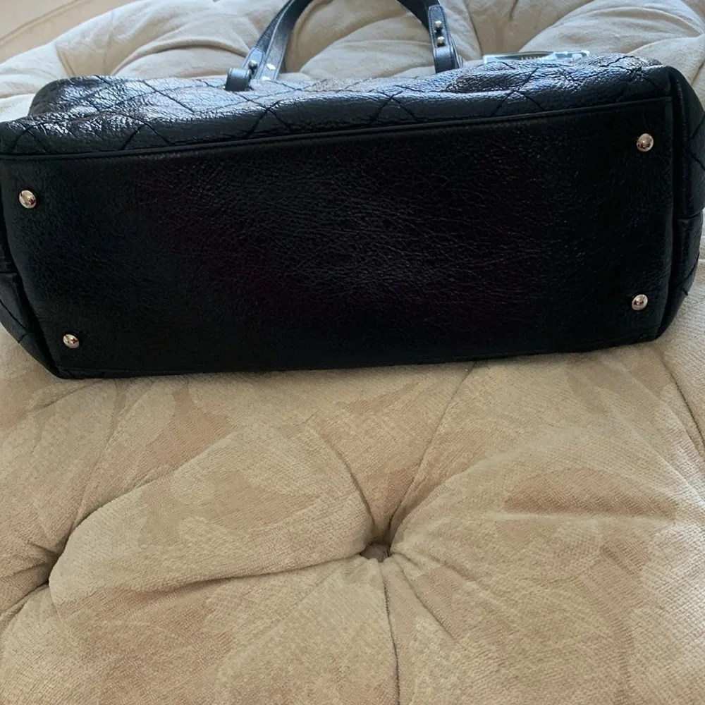 Chanel on the road quilted leather shoulder bag. Black